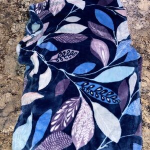 Leaf Patterned Plush Blanket